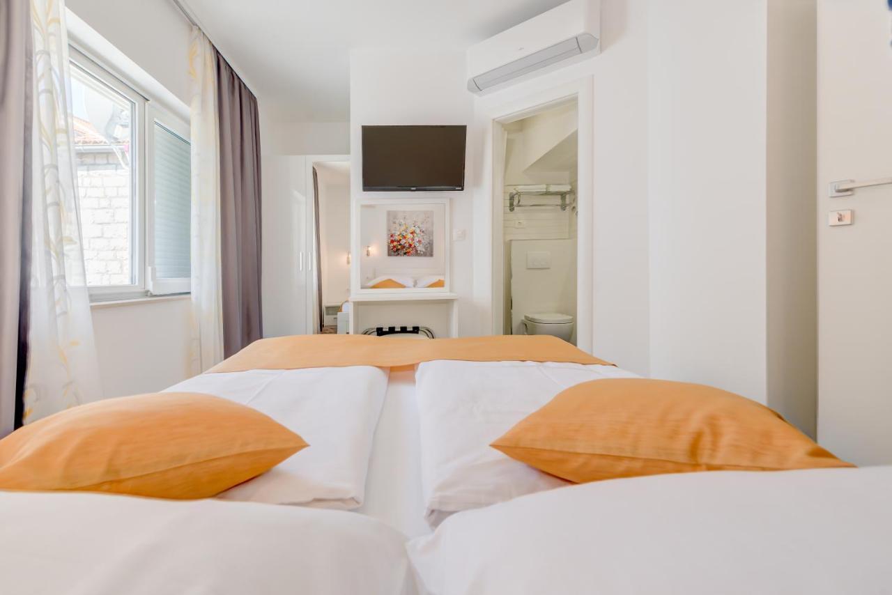 Apartments Villa Tudor 1 ฮวาร์ ภายนอก รูปภาพ