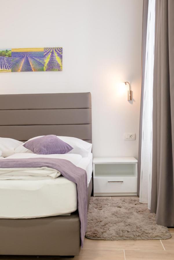Apartments Villa Tudor 1 ฮวาร์ ภายนอก รูปภาพ