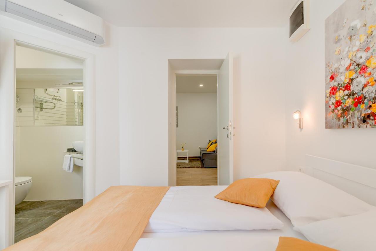 Apartments Villa Tudor 1 ฮวาร์ ภายนอก รูปภาพ