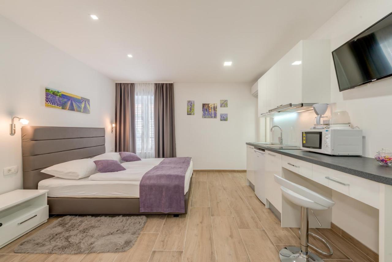 Apartments Villa Tudor 1 ฮวาร์ ภายนอก รูปภาพ