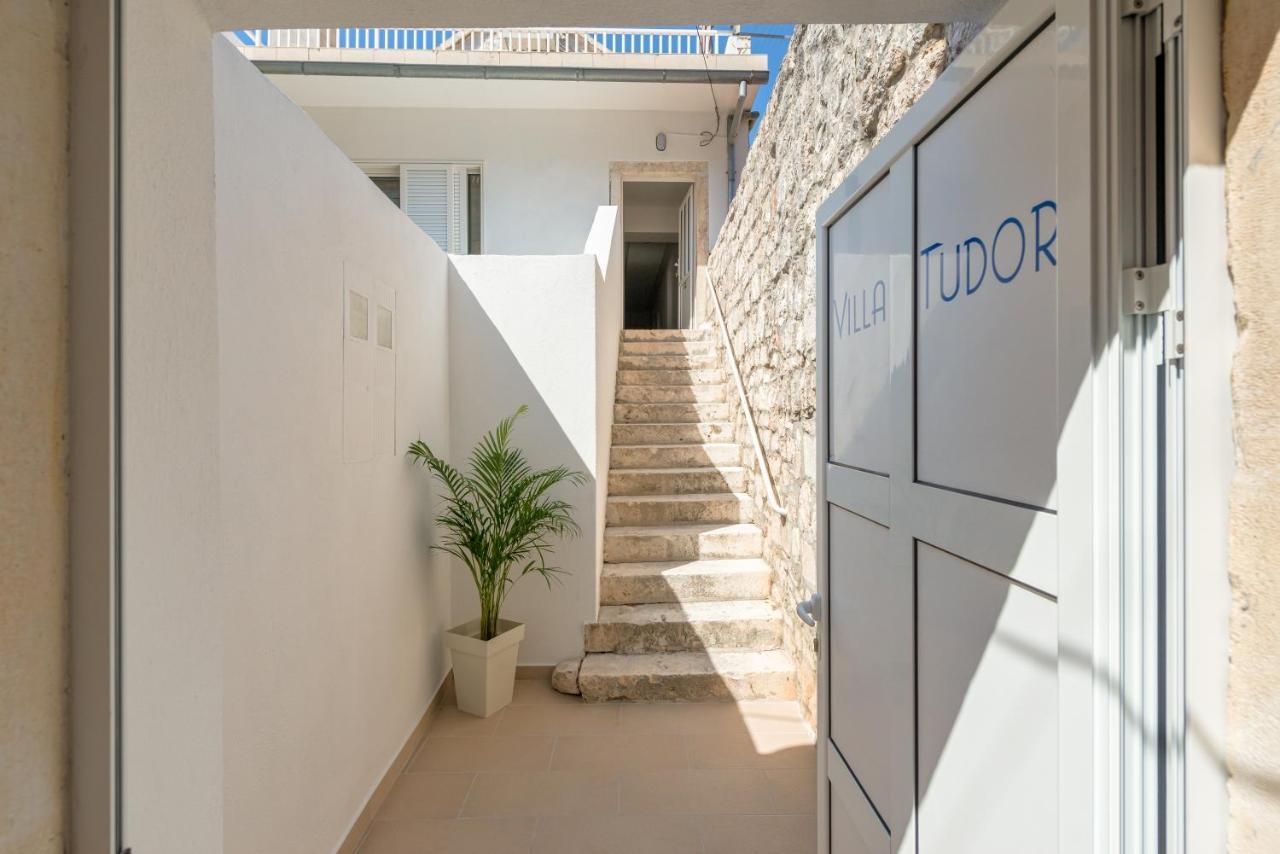 Apartments Villa Tudor 1 ฮวาร์ ภายนอก รูปภาพ