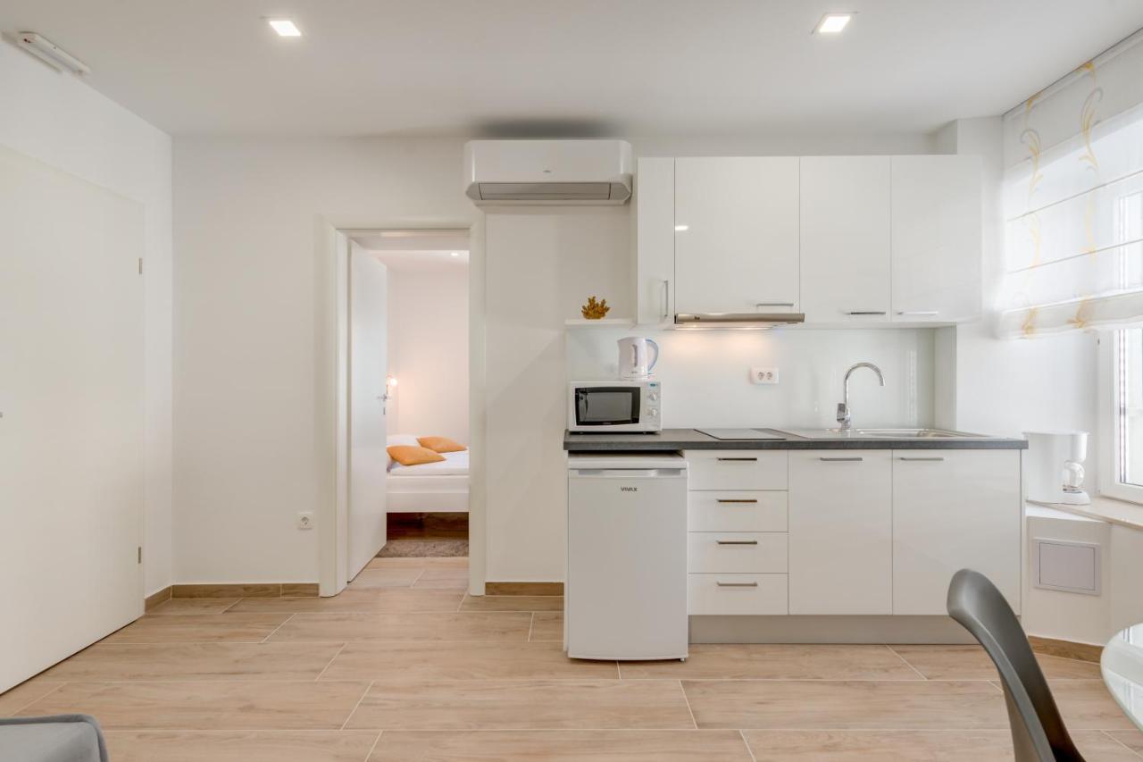 Apartments Villa Tudor 1 ฮวาร์ ภายนอก รูปภาพ