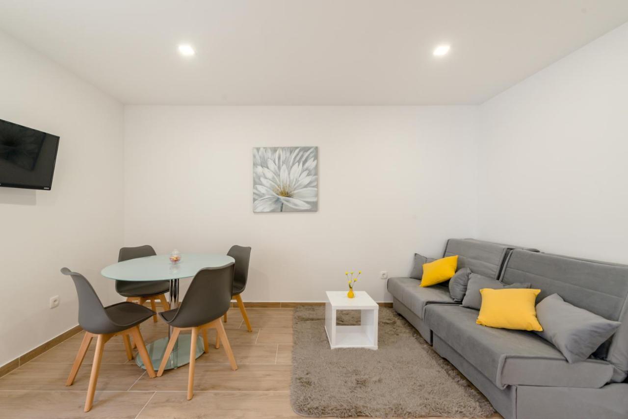 Apartments Villa Tudor 1 ฮวาร์ ภายนอก รูปภาพ