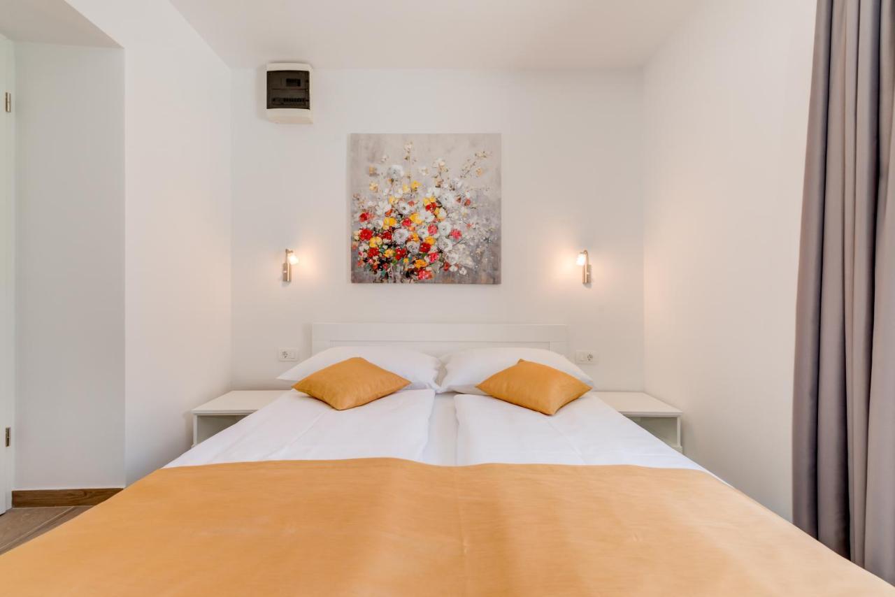 Apartments Villa Tudor 1 ฮวาร์ ภายนอก รูปภาพ