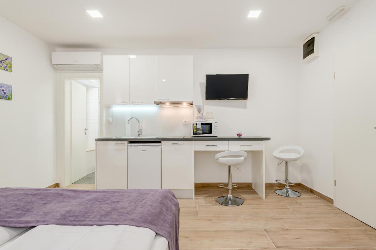 Apartments Villa Tudor 1 ฮวาร์ ภายนอก รูปภาพ