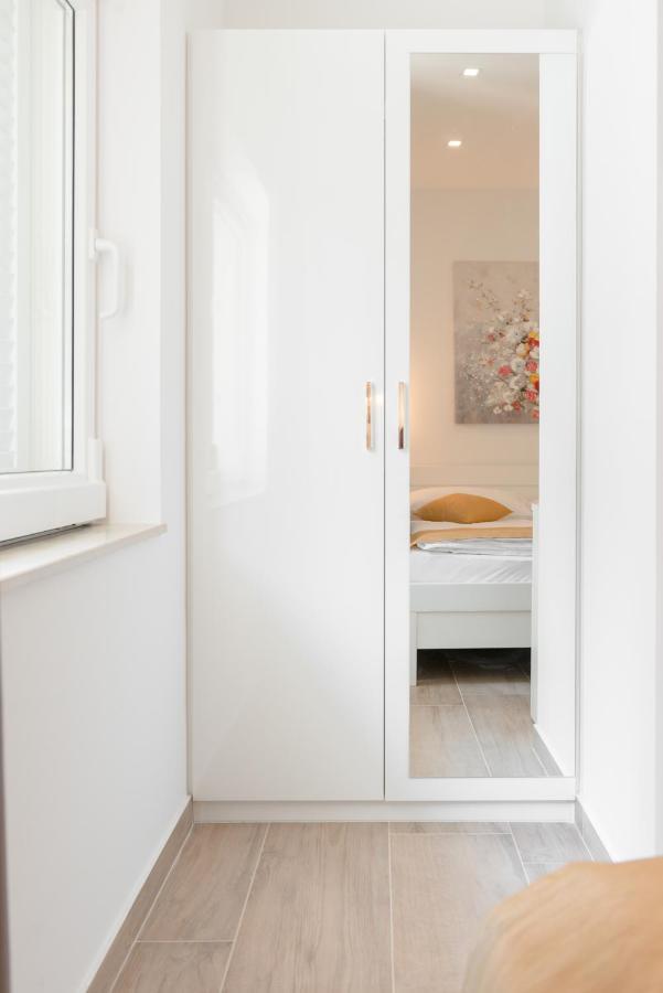 Apartments Villa Tudor 1 ฮวาร์ ภายนอก รูปภาพ