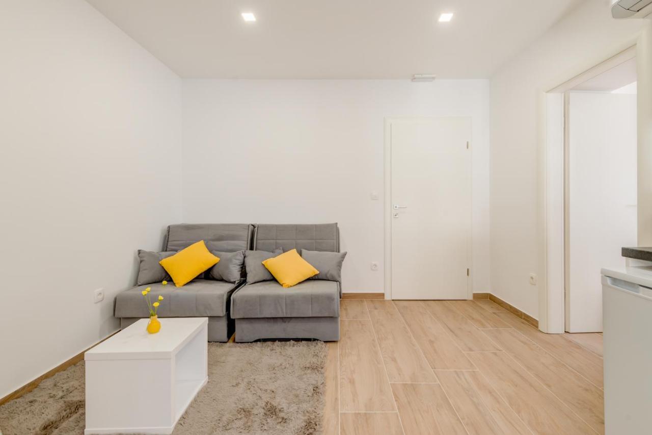 Apartments Villa Tudor 1 ฮวาร์ ภายนอก รูปภาพ