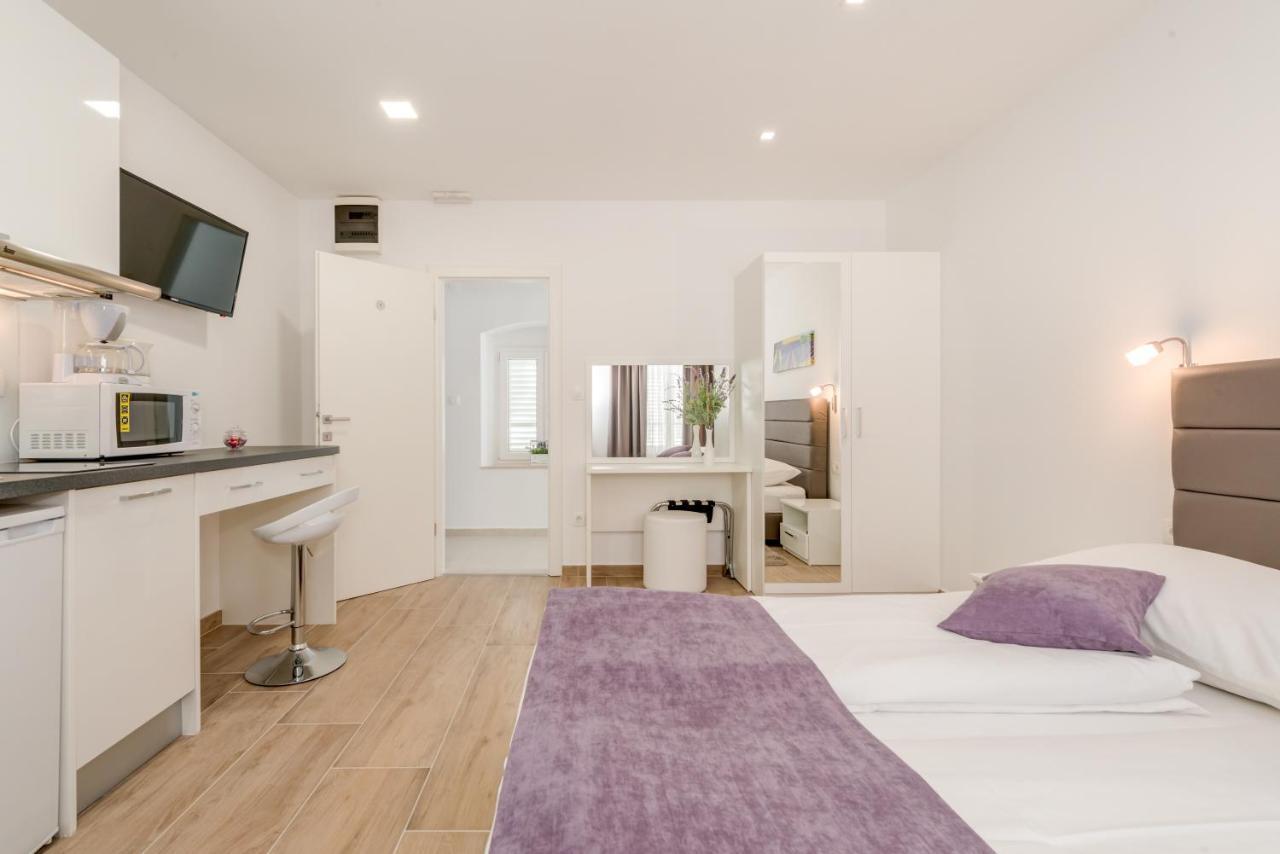 Apartments Villa Tudor 1 ฮวาร์ ภายนอก รูปภาพ