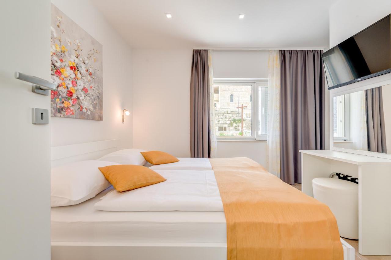 Apartments Villa Tudor 1 ฮวาร์ ภายนอก รูปภาพ