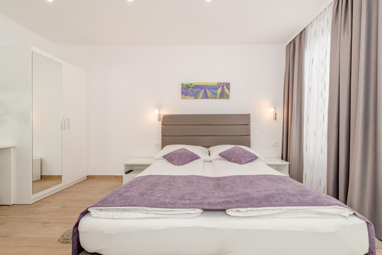 Apartments Villa Tudor 1 ฮวาร์ ภายนอก รูปภาพ