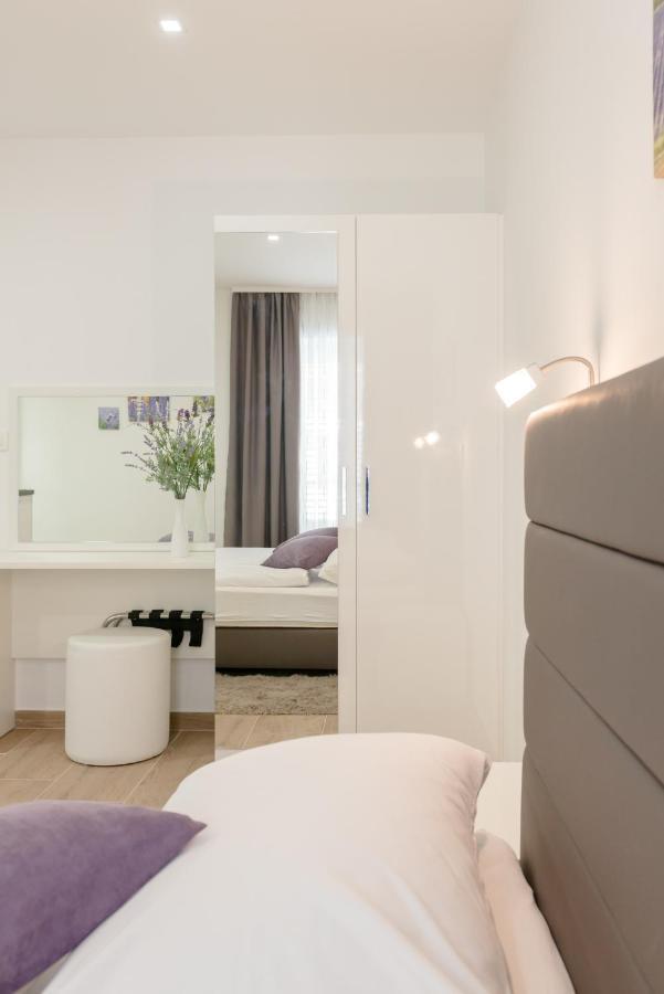 Apartments Villa Tudor 1 ฮวาร์ ภายนอก รูปภาพ