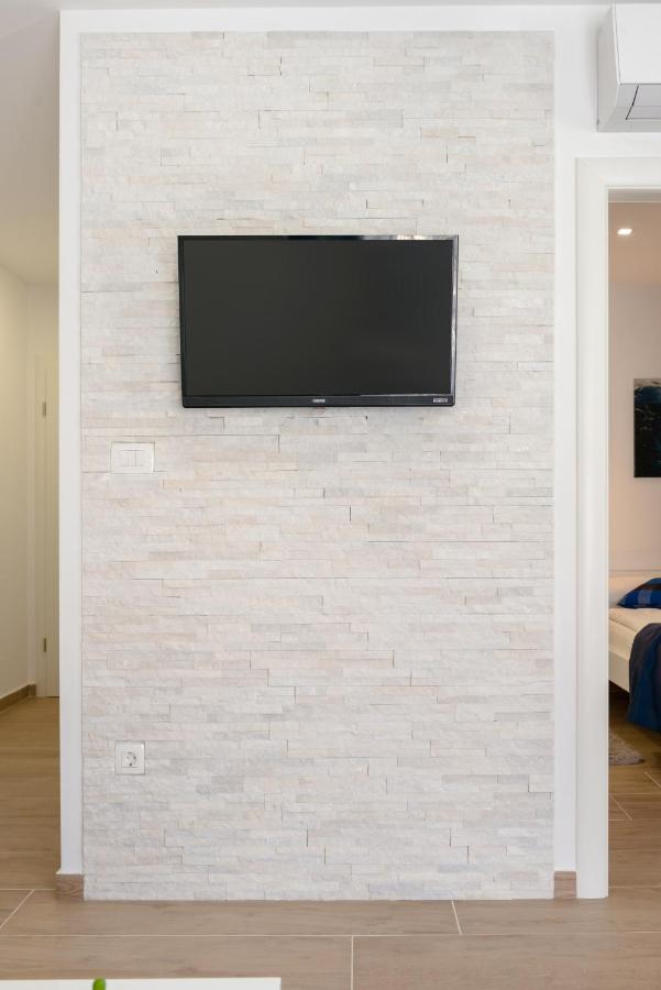 Apartments Villa Tudor 1 ฮวาร์ ภายนอก รูปภาพ