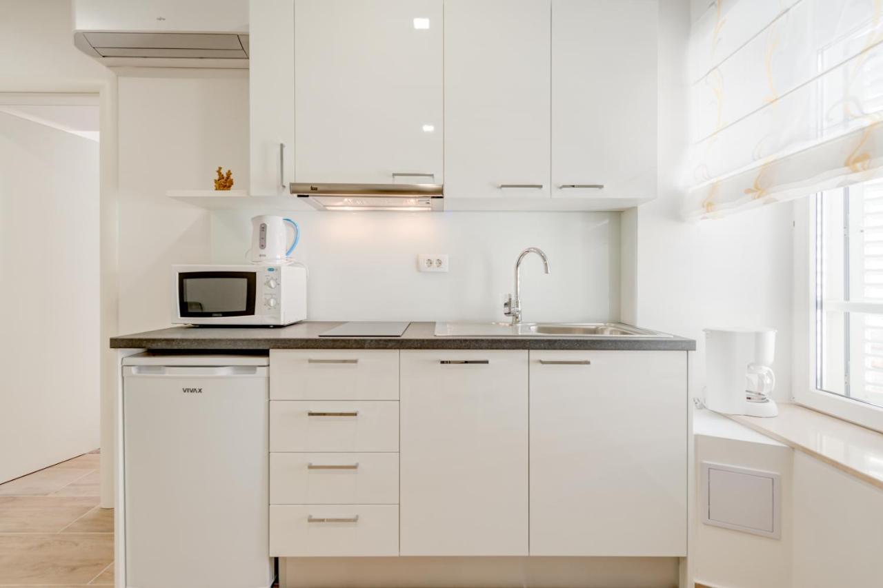 Apartments Villa Tudor 1 ฮวาร์ ภายนอก รูปภาพ