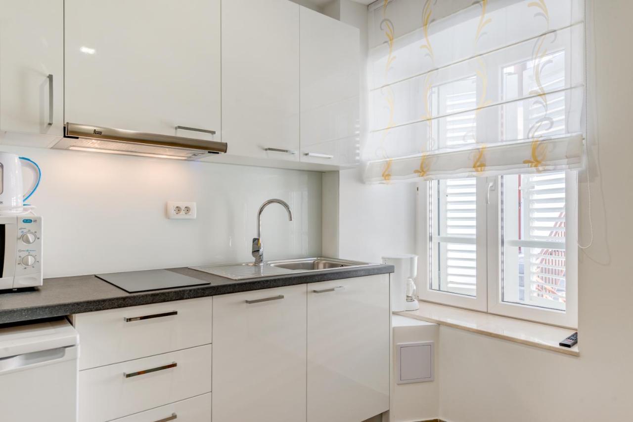 Apartments Villa Tudor 1 ฮวาร์ ภายนอก รูปภาพ