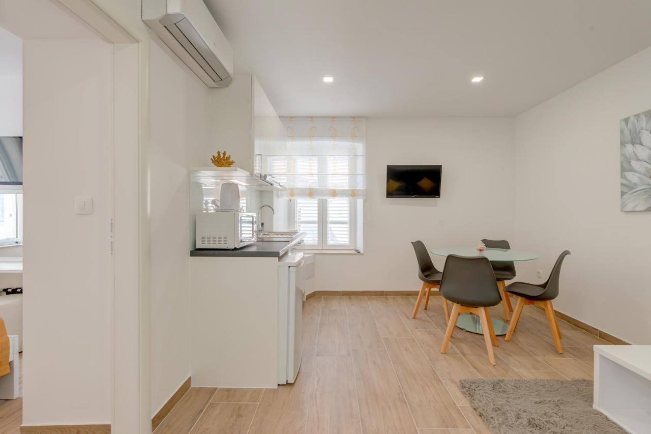Apartments Villa Tudor 1 ฮวาร์ ภายนอก รูปภาพ