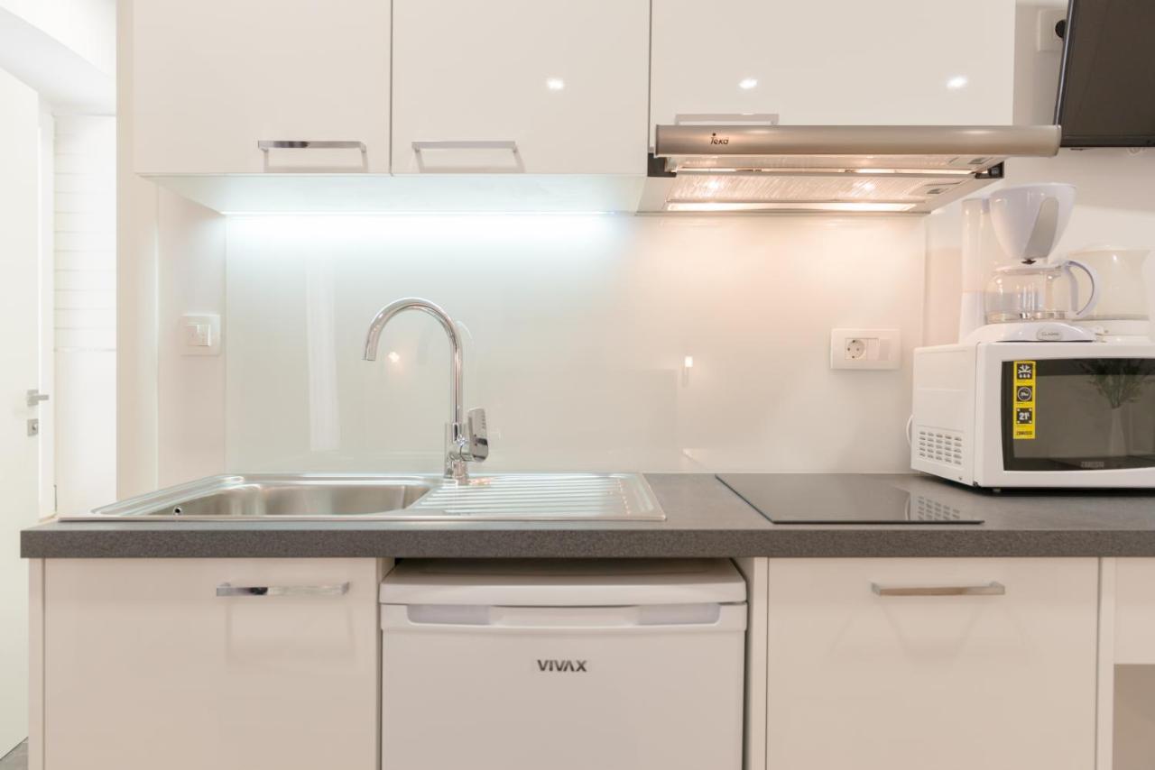Apartments Villa Tudor 1 ฮวาร์ ภายนอก รูปภาพ