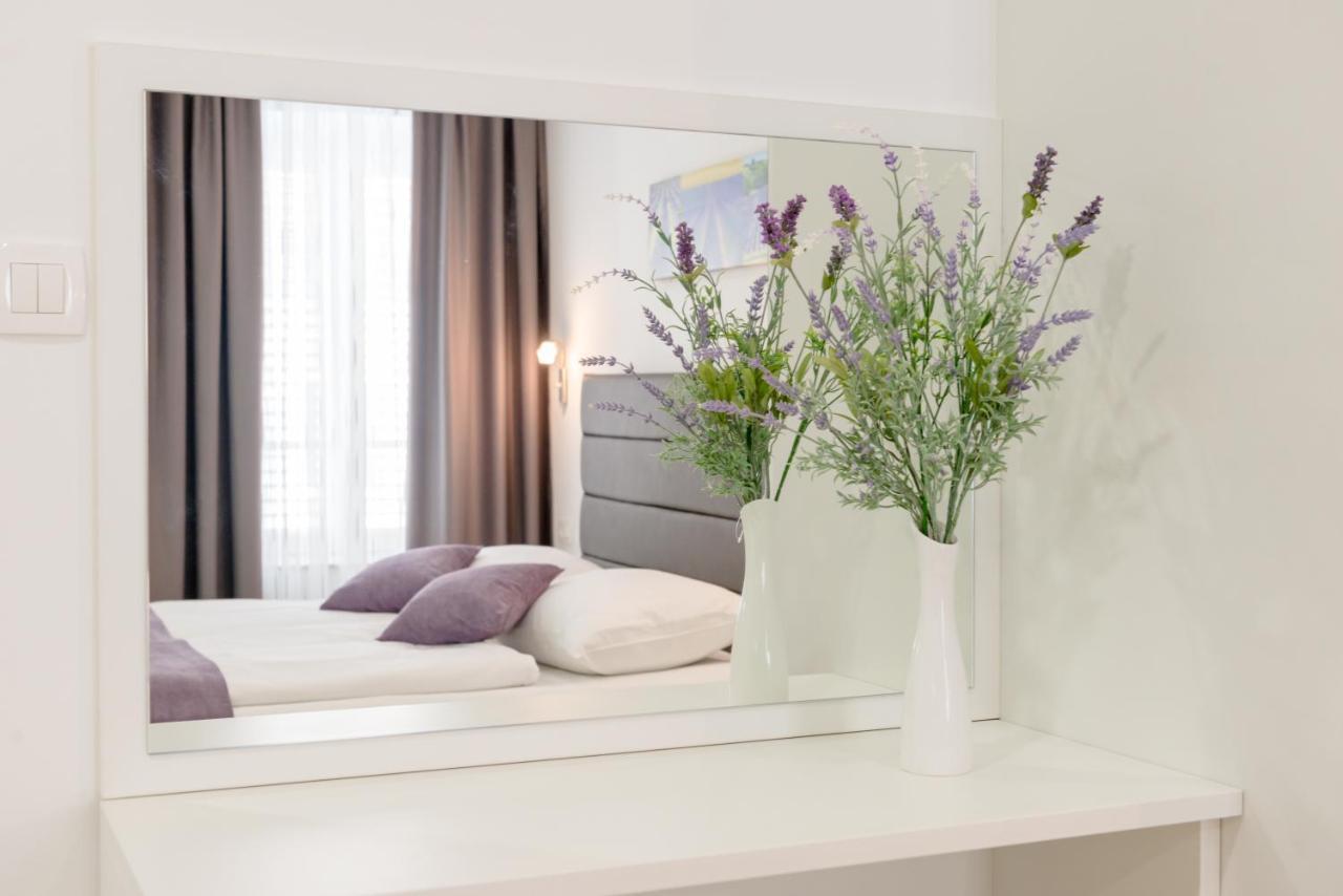 Apartments Villa Tudor 1 ฮวาร์ ภายนอก รูปภาพ