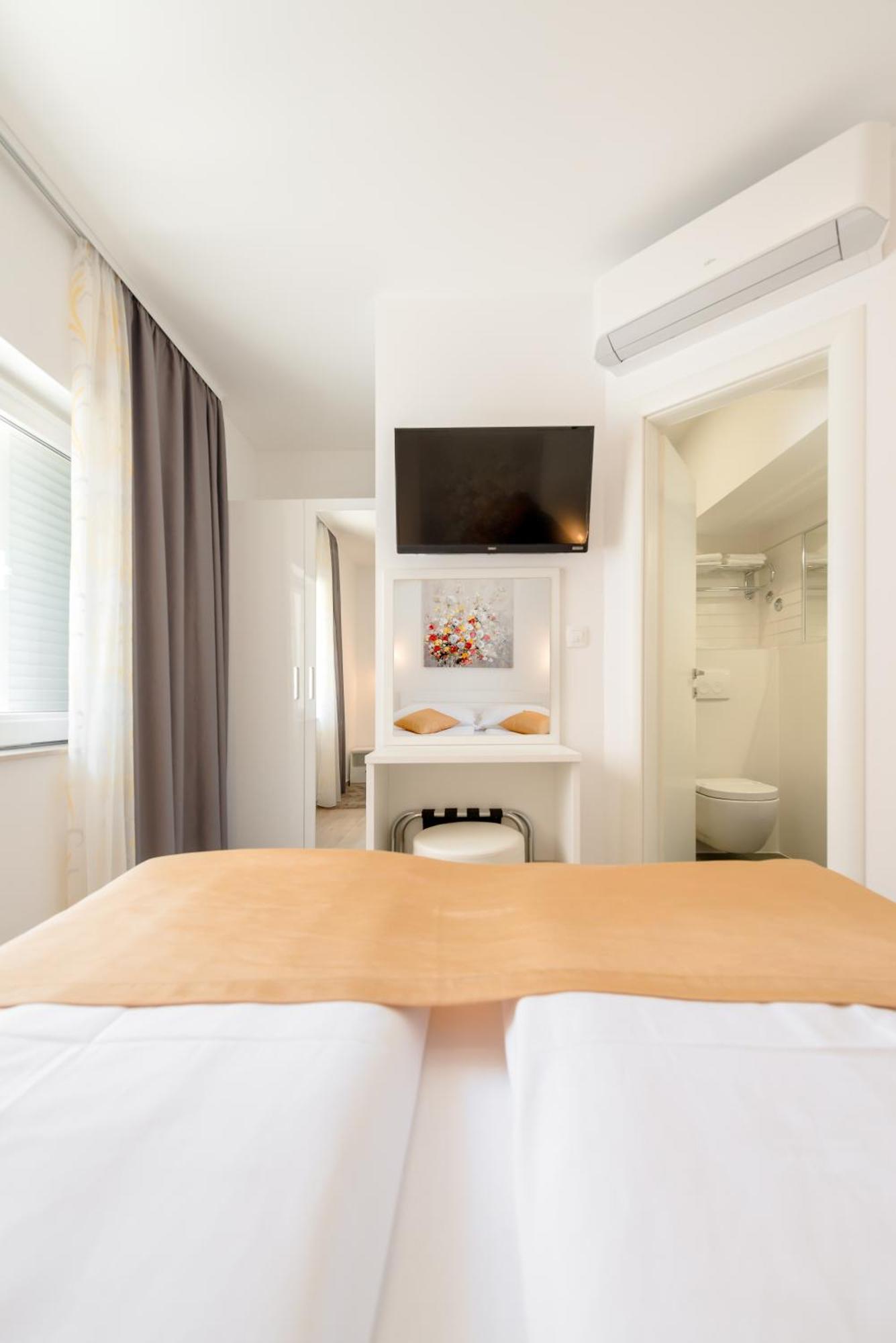 Apartments Villa Tudor 1 ฮวาร์ ภายนอก รูปภาพ