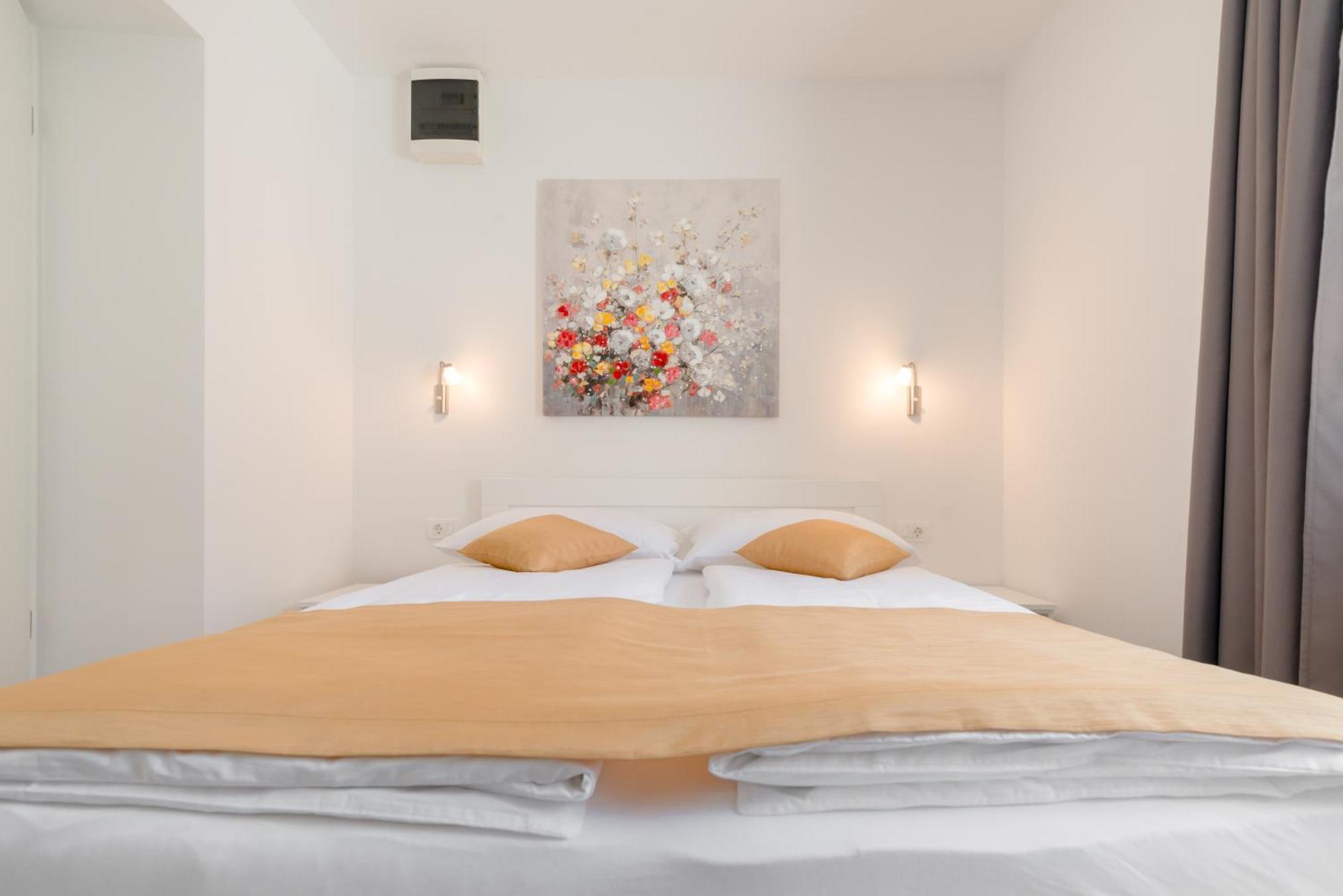 Apartments Villa Tudor 1 ฮวาร์ ภายนอก รูปภาพ