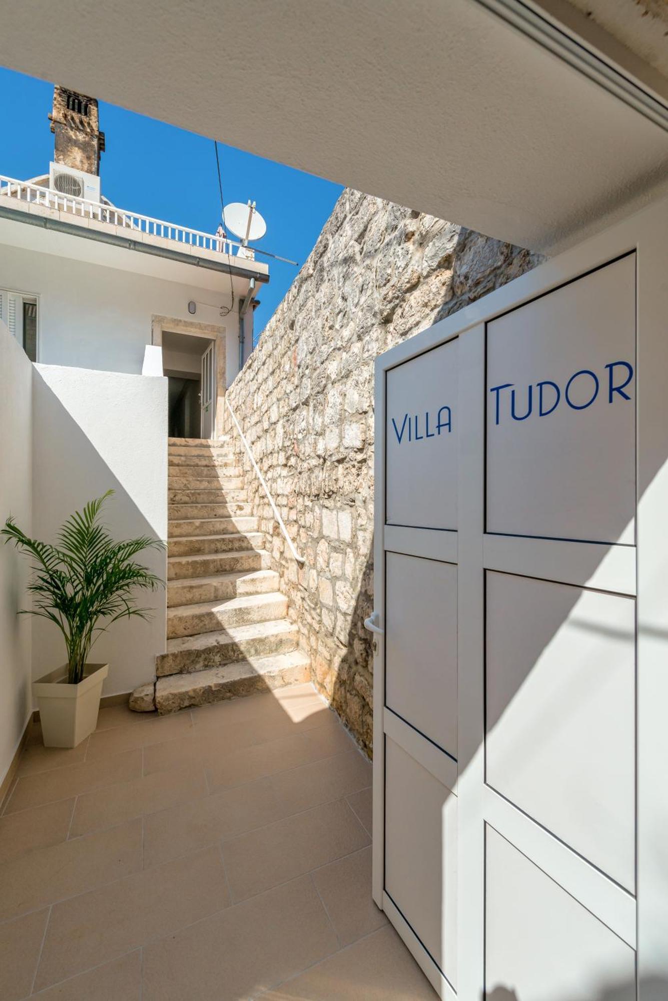 Apartments Villa Tudor 1 ฮวาร์ ภายนอก รูปภาพ