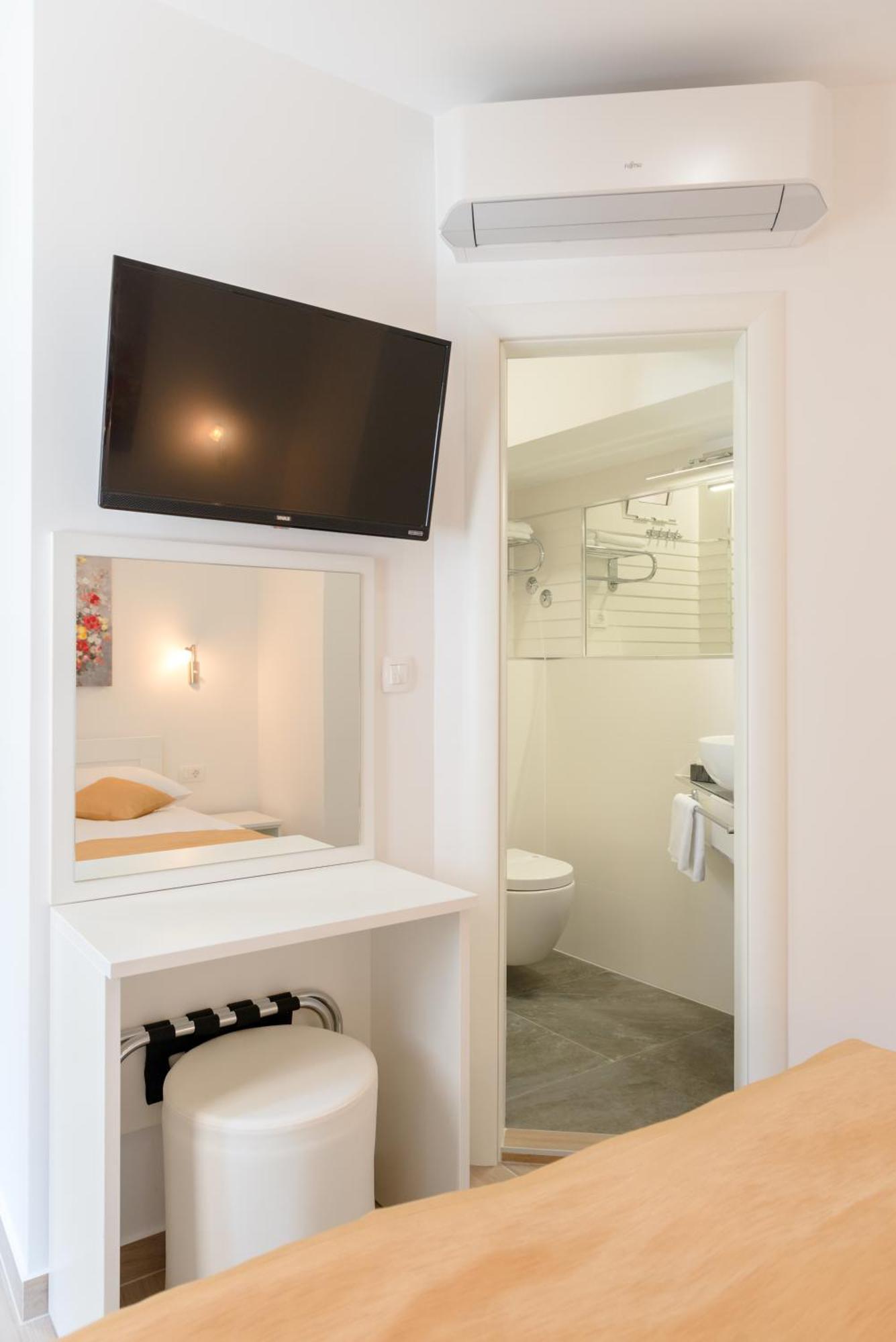 Apartments Villa Tudor 1 ฮวาร์ ภายนอก รูปภาพ